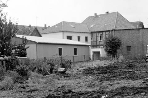 ARH Slg. Weber 02-035/0010, Rückansicht des alten Rathauses an der Kirchstraße mit weißem Anbau und einer Holzbaracke für die Unterbringung der Stadtverwaltung, Gehrden, um 1975