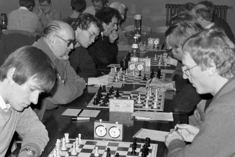 ARH Slg. Weber 02-035/0015, Mitglieder der Schachvereinigung Calenberg bei einer Vereinsmeisterschaft, zwischen 1980/1990