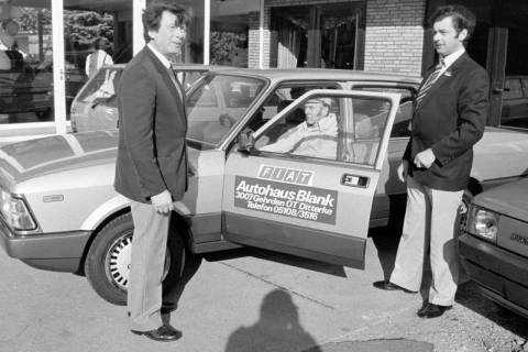 ARH Slg. Weber 02-036/0008, Autoschautag mit Inhabern v.l. Felix Blank und Klaus Blank vor dem Autohaus Blank, Ditterke, zwischen 1980/1990