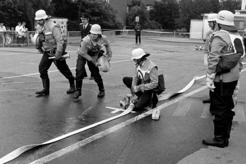 ARH Slg. Weber 02-037/0005, Wettkampf der Gehrdener Feuerwehren auf dem Schulhof der Grundschule Am Castrum, Gehrden, zwischen 1980/1990