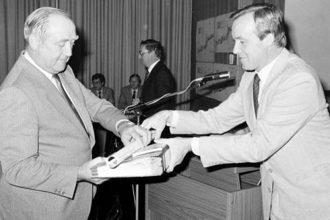 ARH Slg. Weber 02-037/0013, Ernst Baxmann, Landwirt aus Lenthe und CDU-Ratsmitglied, erhält Sitzungsunterlagen vom Stadtdirektor Hans Bildhauer, Gehrden, zwischen 1991/2000