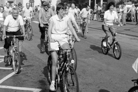 ARH Slg. Weber 02-038/0005, Mehrere Personen beim Volksradfahren in der Gartenstraße/Steintor, Gehrden, zwischen 1980/1990