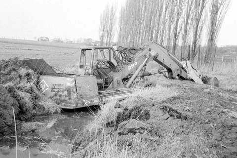ARH Slg. Weber 02-038/0008, Ein abgerutschter Bagger beim Grabenausheben am Sportplatz Everloh/Ditterke, zwischen 1980/1990