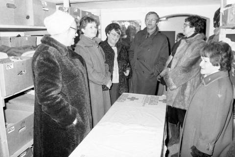 ARH Slg. Weber 02-038/0010, V.l. Frau Mende (DRK Gehrden), Ingrid Richter (CDU-Ratsmitglied), Ilse Neu (DRK Gehrden), Johannes Seeßelberg (CDU-Ratsmitglied), Waltraud Imgart (SPD-Ratsmitglied) und Frieda Häupl (Sozialamtsleiterin) in der DRK-Kleiderkammer, Gehrden, zwischen 1980/1990