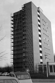 ARH Slg. Weber 02-038/0011, Baugerüst an dem Schwesternwohnheim des Robert-Koch-Krankenhauses, Gehrden, zwischen 1980/1990
