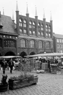ARH Slg. Weber 02-038/0012, Rathaus mit einem Wochenmarkt davor, Lübeck, zwischen 1980/1990