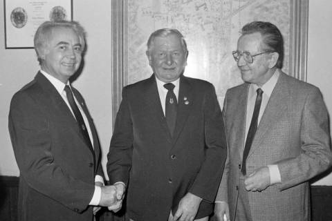 ARH Slg. Weber 02-038/0014, V.l. Vorsitzender Waldemar Brandes, N.N. und N.N. des Männergesangsvereins Lenthe , zwischen 1980/1990