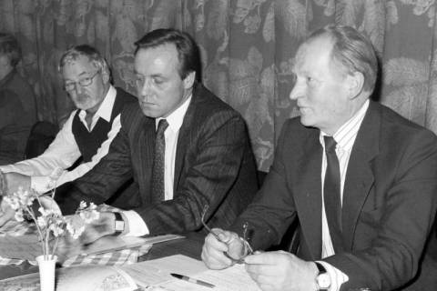 ARH Slg. Weber 02-038/0016, Mehrere Männer sitzen an einem Tisch für eine Besprechung?, zwischen 1980/1990