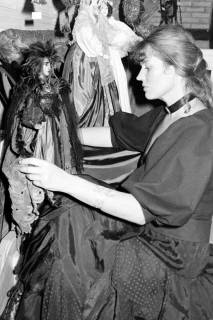ARH Slg. Weber 02-039/0003, Eine Frau richtet ihre Marionetten bei einer Kunstausstellung, Gehrden, zwischen 1980/1990