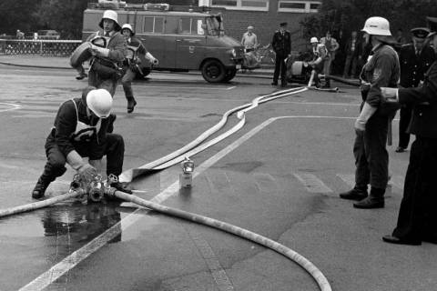 ARH Slg. Weber 02-039/0019, Wettkampf der Gehrdener Feuerwehren auf dem Schulhof der Grundschule Am Castrum, Gehrden, zwischen 1980/1990