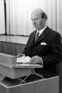 ARH Slg. Weber 02-040/0003, Gehrdens Bürgermeister Gerhard Oberkönig stehend an einem Podium, zwischen 1970/1980