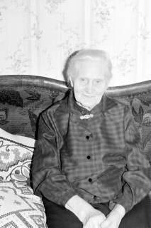 ARH Slg. Weber 02-040/0007, Eine ältere Dame auf einem Sofa, zwischen 1980/1990