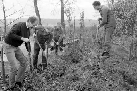 ARH Slg. Weber 02-040/0008, V.l. Jens Brackert, N.N., Gerhard Struß und N.N. bei Anpflanzungen am Grillplatz bei Lenthe, zwischen 1980/1990