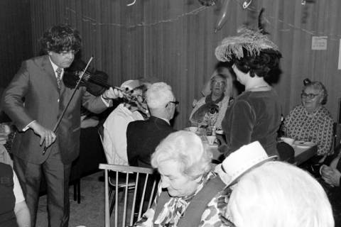 ARH Slg. Weber 02-041/0006, Heinz Lunghuß, Mitarbeiter der Stadtverwaltung, verkleidet mit Perücke als Stargeiger bei der Seniorenkarnevalsfeier, Gehrden, zwischen 1970/1980