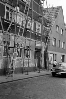 ARH Slg. Weber 02-041/0014, Ein Baugerüst am Wohnhaus Biester, Gehrden, zwischen 1980/1990