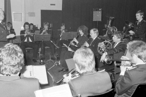 ARH Slg. Weber 02-042/0005, Auftritt der Musikkapelle der Feuerwehr Gehrden mit dem Kapellmeister Kurt Lambrecht in der Festhalle, Gehrden, zwischen 1980/1990