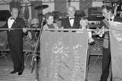 ARH Slg. Weber 02-042/0007, Mitglieder des Gesangsvereins "Liederkranz Redderse" präsentieren auf einem Zeltfest ihre Fahne, 1984