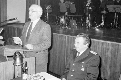 ARH Slg. Weber 02-042/0015, Bürgermeister Helmut Oberheide hält vor den Mitgliedern der Feuerwehr eine Rede, neben ihm Ortsbrandmeister Willi Siebert aus Gehrden in der Festhalle, Gehrden, zwischen 1980/1990