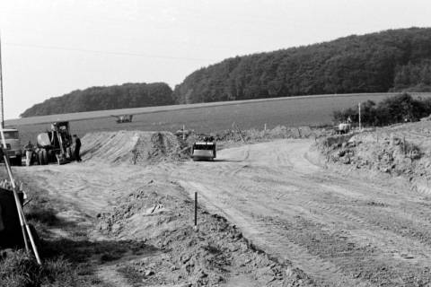 ARH Slg. Weber 02-043/0010, Ausbau des Verbindungsweges zur Gemeindestraße von der Großen Bergstraße durch den Gehrdener Berg in Richtung Redderse, hier Kurvenverlauf an der Margarethenwiese, Gehrden, zwischen 1970/1980