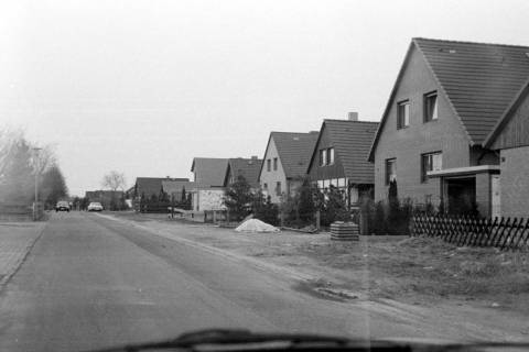 ARH Slg. Weber 02-043/0017, Blick in eine Straße mit Wohnhäusern, zwischen 1980/1990
