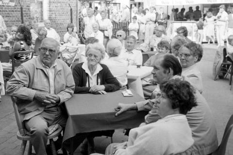 ARH Slg. Weber 02-043/0018, Mehrere Personen sitzen in Gruppen an einzelnen Tischen bei einem Dorffest auf dem Thie-Platz in Leveste, zwischen 1980/1990