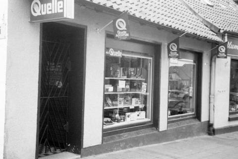 ARH Slg. Weber 02-044/0011, Ein Quelle-Geschäft an der Kirchstraße, Gehrden, zwischen 1980/1990