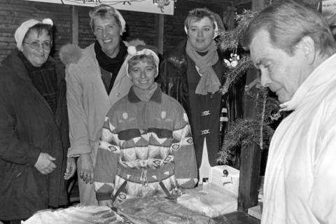 ARH Slg. Weber 02-045/0002, V.l. Edeltraud Schultz, Gertrud Koch, N.N., N.N. und Harald Schultz an einem Weihnachtsmarktstand, zwischen 1980/1990