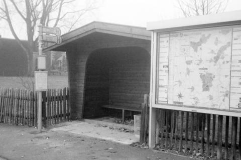 ARH Slg. Weber 02-045/0007, Eine Bushaltestelle und eine Infotafel mit dem Stadtplan an der Parkstraße / Ottomar-von-Reden-Park, Gehrden, zwischen 1980/1990