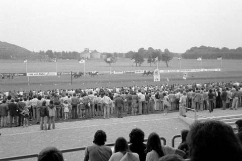 ARH Slg. Weber 02-045/0009, Pferderennen um den Preis der Stadt Gehrden auf der Bult, Hannover, zwischen 1970/1980