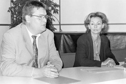 ARH Slg. Weber 02-045/0019, SPD-Vorsitzender Michael Runge aus Gehrden und Hiltrud Schröder im Bürgersaal des Rathauses, Gehrden, zwischen 1980/1990
