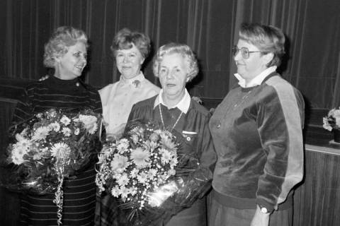 ARH Slg. Weber 02-045/0021, V.l. N.N., N.N., erste Vorsitzende Irmgard Falke und spätere erste Vorsitzende Ilse Neu bei der Versammlung des DRK-Ortsvereins Gehrden, zwischen 1980/1990