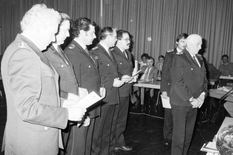 ARH Slg. Weber 02-046/0002, Mitglieder der Feuerwehr bei der Übergabe von Urkunden, zwischen 1980/1990
