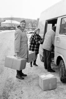 ARH Slg. Weber 02-046/0006, Der erste Vorsitzende des Philatelistenvereins Robert Piesch mit Paketen und weiteren Personen neben einem Auto im Winter, zwischen 1980/1990