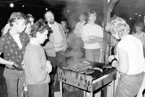 ARH Slg. Weber 02-046/0011, Mehrere Personen um einen Grill auf einem Fest?, zwischen 1980/1990