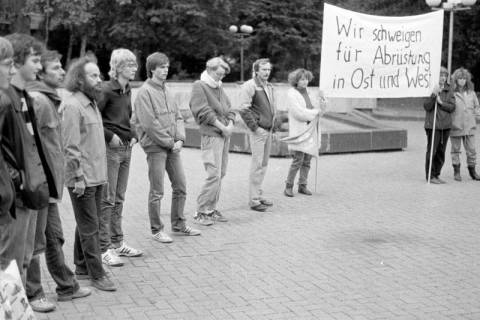 ARH Slg. Weber 02-046/0013, Demonstration der Friedensgruppe Gehrden, um 1975