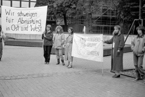 ARH Slg. Weber 02-046/0014, Demonstration der Friedensgruppe Gehrden, um 1975