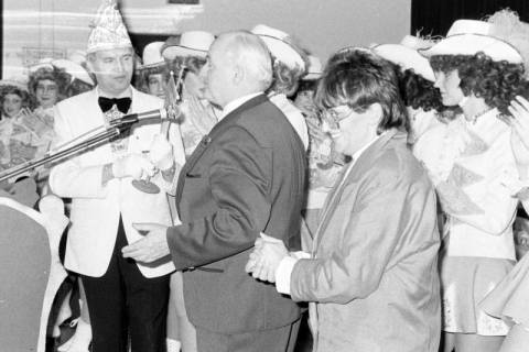 ARH Slg. Weber 02-046/0018, Gehrdens Bürgermeister Helmut Oberheide hält eine Rede bei einem Auftritt des Hannoverschen Carnevalclubs, zwischen 1980/1990
