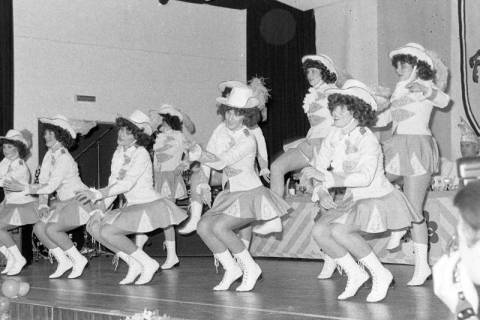 ARH Slg. Weber 02-046/0020, Auftritt der Tanzmädchen aus dem Hannoverschen Carnevalsclub, zwischen 1980/1990