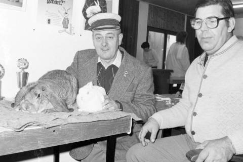 ARH Slg. Weber 02-047/0007, V.l. Vereinsvorsitzender Manfred Weichelt aus Benthe und Uwe Voss vom Kaninchenzuchtverein F 36 Gehrden mit den ausgezeichneten Kaninchen einer Ausstellung, Gehrden, zwischen 1980/1990