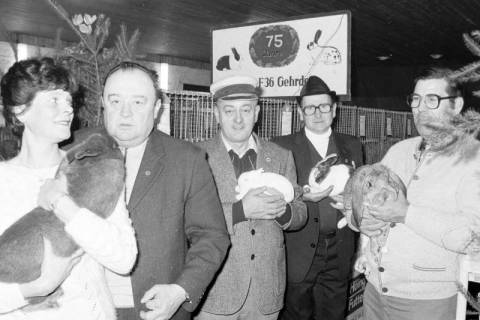 ARH Slg. Weber 02-047/0008, V.l. N.N., N.N., Vereinsvorsitzender Manfred Weichelt aus Benthe, Herr Speer und Uwe Voss vom Kaninchenzuchtverein F 36 Gehrden mit Kaninchen auf dem Arm bei einer Ausstellung, Gehrden, zwischen 1980/1990