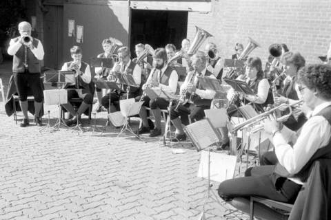 ARH Slg. Weber 02-047/0014, Auftritt des Blasorchesters "Die Original Calenberger" beim Erntedankfest, Everloh, zwischen 1980/1990