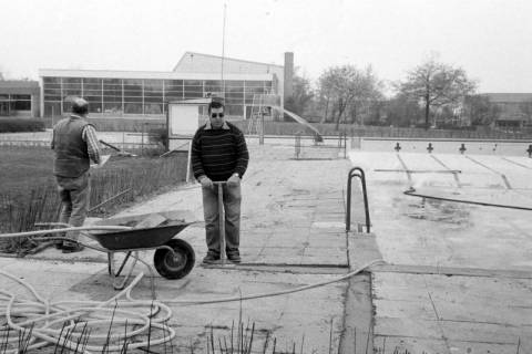 ARH Slg. Weber 02-047/0019, V.l. N.N. und Uwe Voss vom Baubetriebshof bei Reparaturarbeiten des Freibads, Gehrden, zwischen 1980/1990