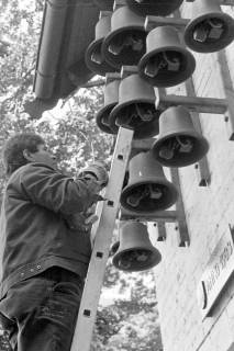 ARH Slg. Weber 02-048/0004, Ein Mann repariert das Glockenspiel am Ratskeller, Gehrden, zwischen 1980/1990