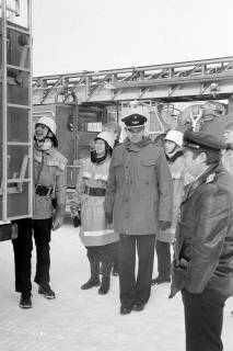 ARH Slg. Weber 02-048/0012, Gemeinsamer Grundlehrgang für Feuerwehrmann-Anwärter der Feuerwehren aus Gehrden und Wennigsen auf dem Schulhof der Grundschule Am Castrum, Gehrden, zwischen 1980/1990