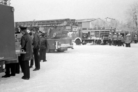 ARH Slg. Weber 02-048/0013, Gemeinsamer Grundlehrgang für Feuerwehrmann-Anwärter der Feuerwehren aus Gehrden und Wennigsen auf dem Schulhof der Grundschule Am Castrum, Gehrden, zwischen 1980/1990