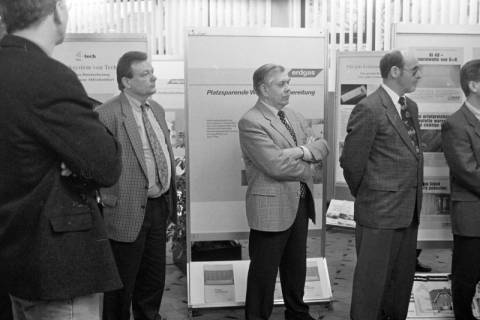 ARH Slg. Weber 02-049/0011, Eine Gruppe von Männern bei einer Energieausstellung in der Volksbankgeschäftsstelle am Steintor, Gehrden, zwischen 1990/2000