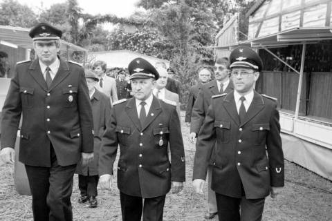 ARH Slg. Weber 02-050/0006, Festmarsch mit Mitgliedern der Feuerwehr auf einem Zeltfest in Everloh, zwischen 1980/1990