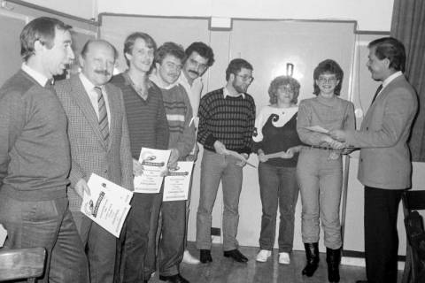 ARH Slg. Weber 02-050/0009, Urkundenübergabe an die Sieger der Vereinsmeisterschaft des T.V. Jahn Leveste im Tischtennis, 1984