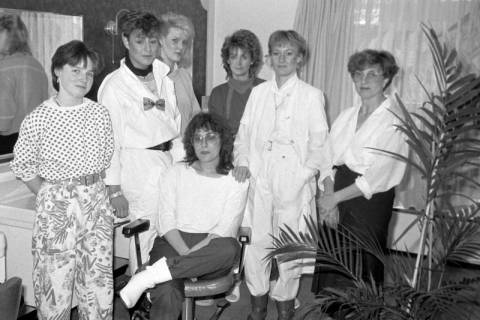 ARH Slg. Weber 02-051/0001, Frauen in einem Friseursalon?, zwischen 1980/1990
