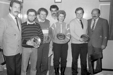 ARH Slg. Weber 02-051/0003, Gruppenfoto nach der Übergabe von Trophäentellern vom Tischtennis im T.V. Jahn Leveste, 1984